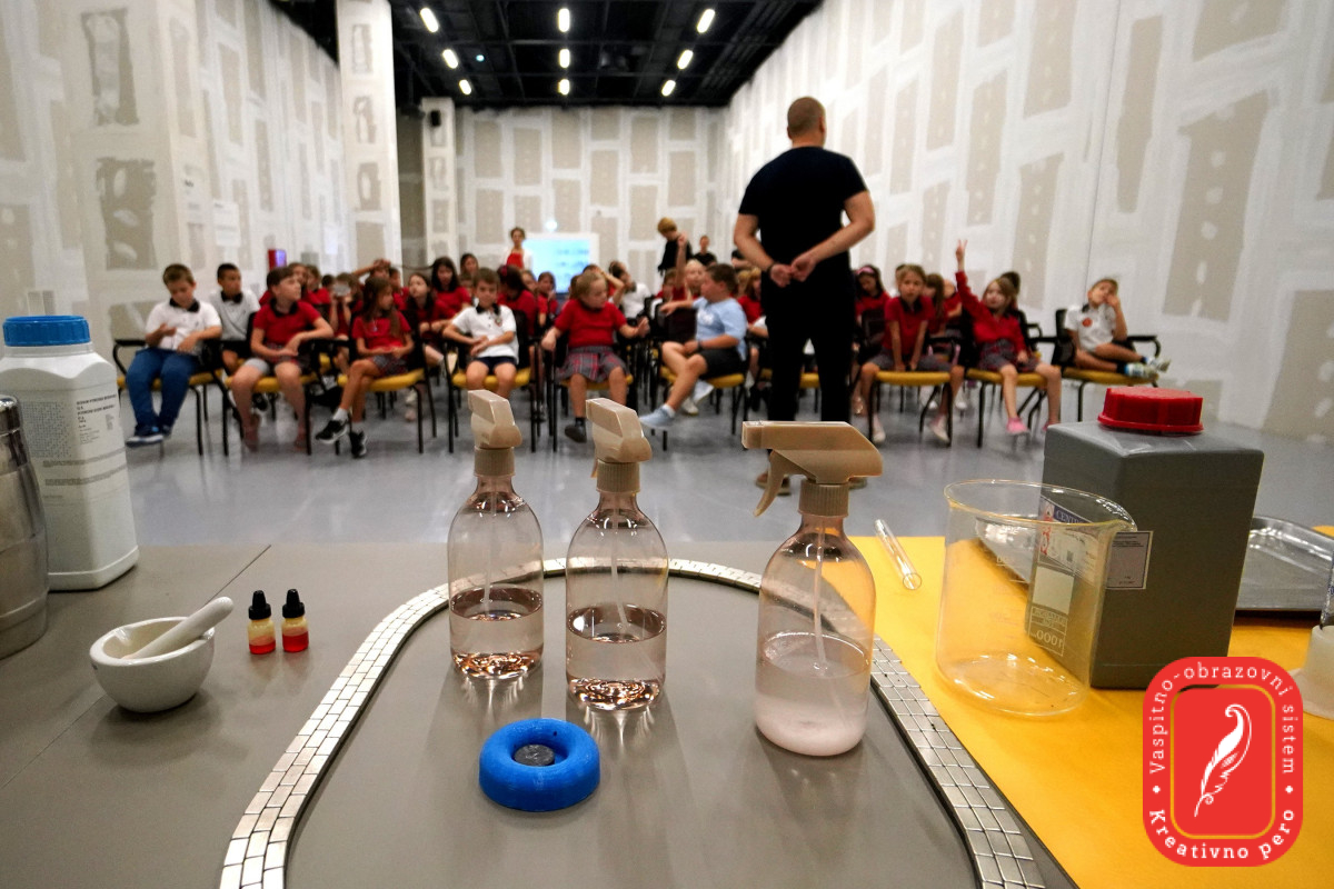 Ученици oсновне школе Креативно перо у Playground простору